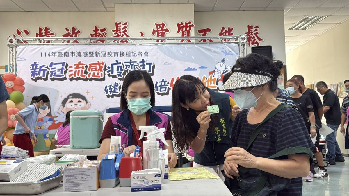 李翠鳳局長衛教民眾接種疫苗重要性