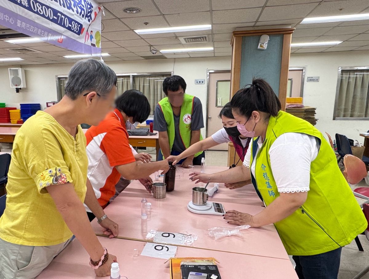 介穩講師攜手Good力咖協助學員自製精油乳液,暖心療癒