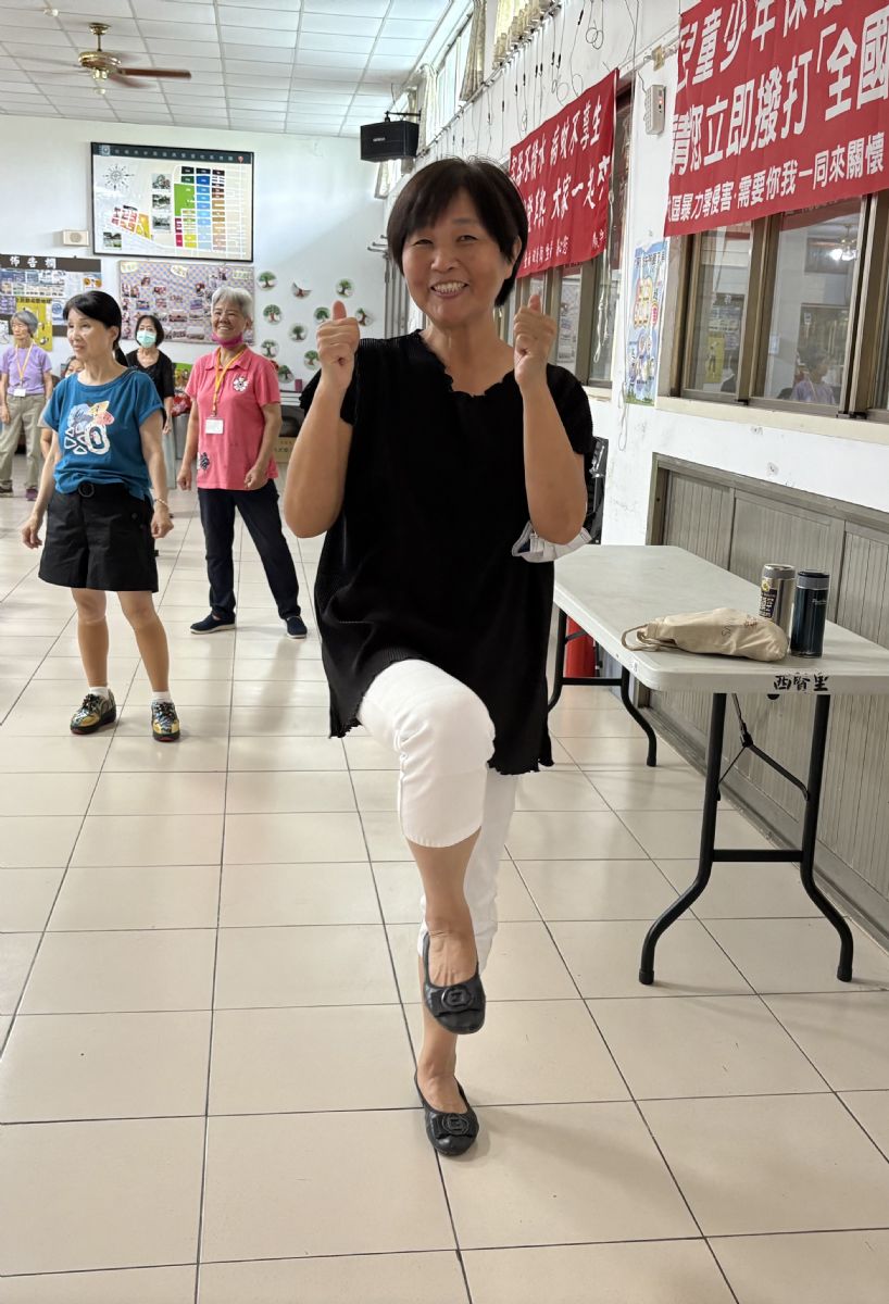 照片四、民眾於西賢里失智友善館笑著動、快樂健腦