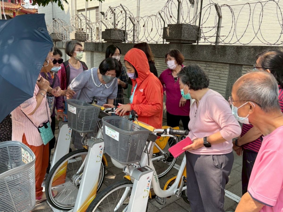 長輩們體驗如何租用you-bike實地操作