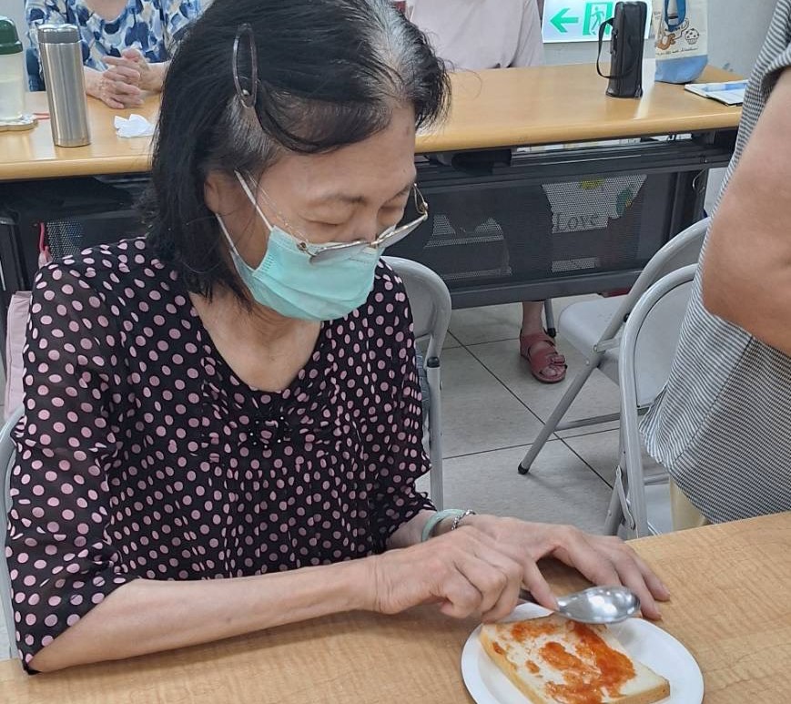 阿嬤很認真學習如何手吐司披薩