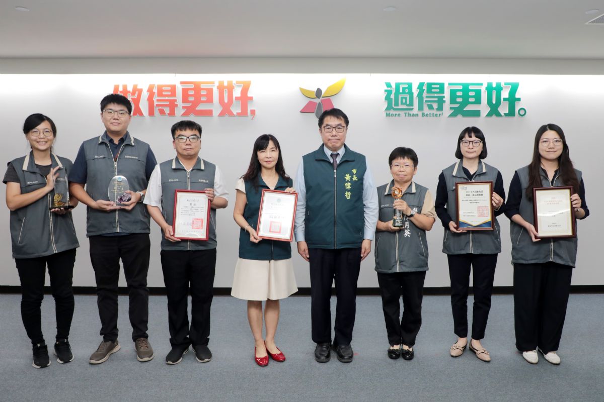 市政會議中代表獻獎