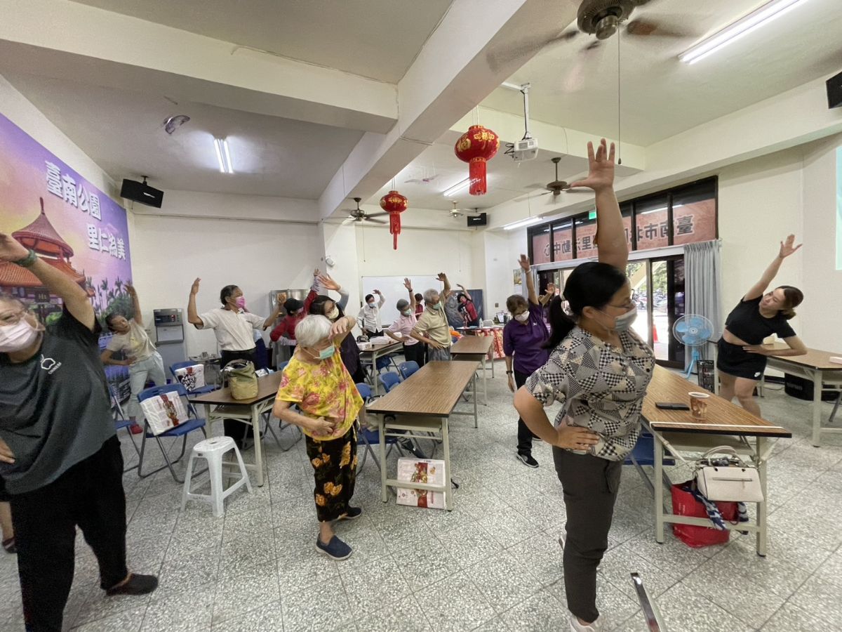 上課前由社區帶領人帶領活力健康操