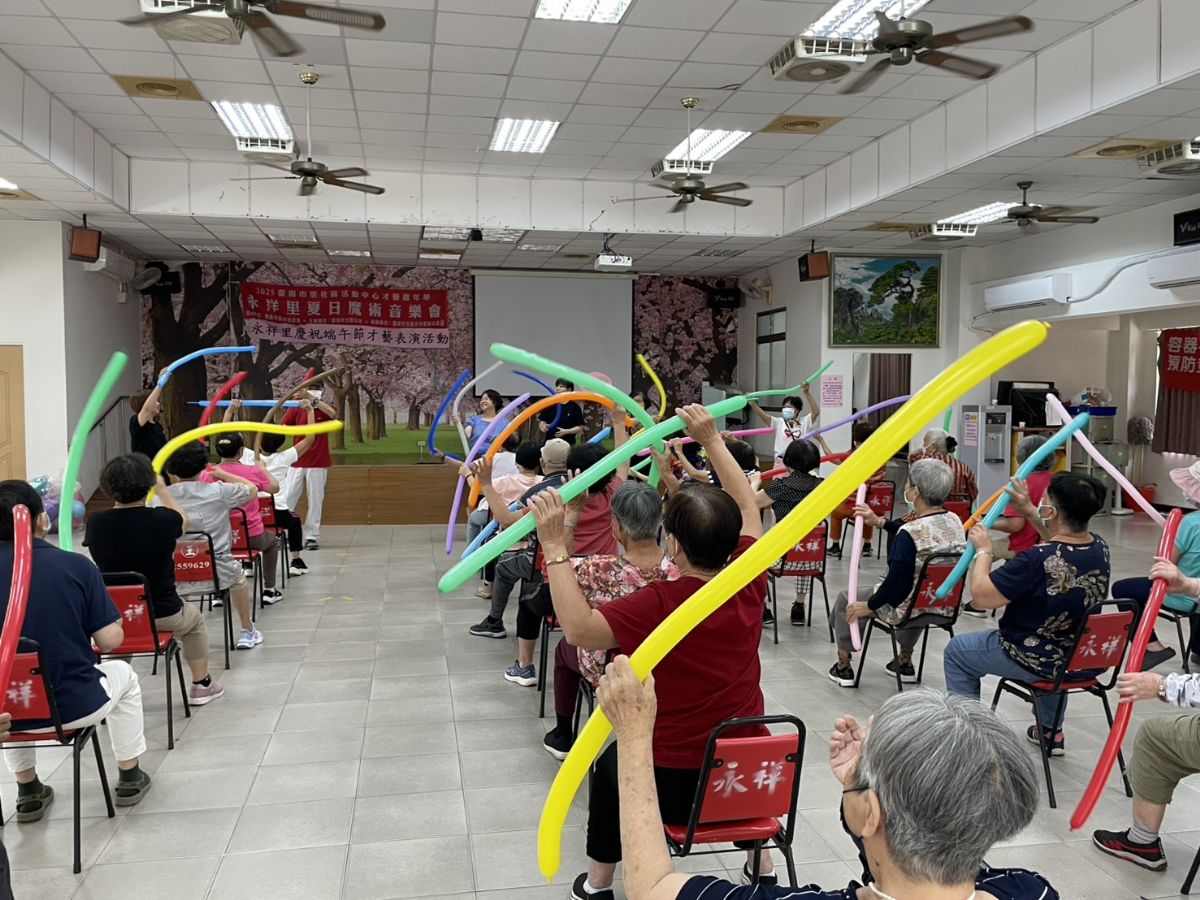 大家一起拿著槳跟著音樂一起划龍舟慶端午