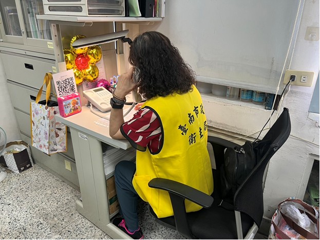 陽光志工透過電話關懷藥癮者。