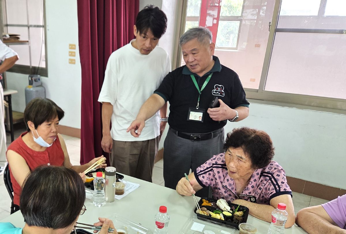 施建志醫師向松尾教授說明CAMCAM便當的內容