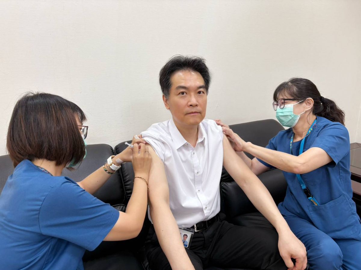 衛福部胸腔病院黃紹宗院長帶領醫護人員共同施打疫苗