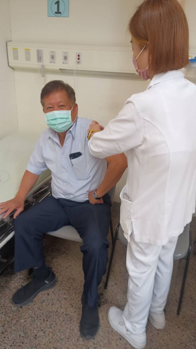 台南新樓劉啓擧院長共同響應施打疫苗