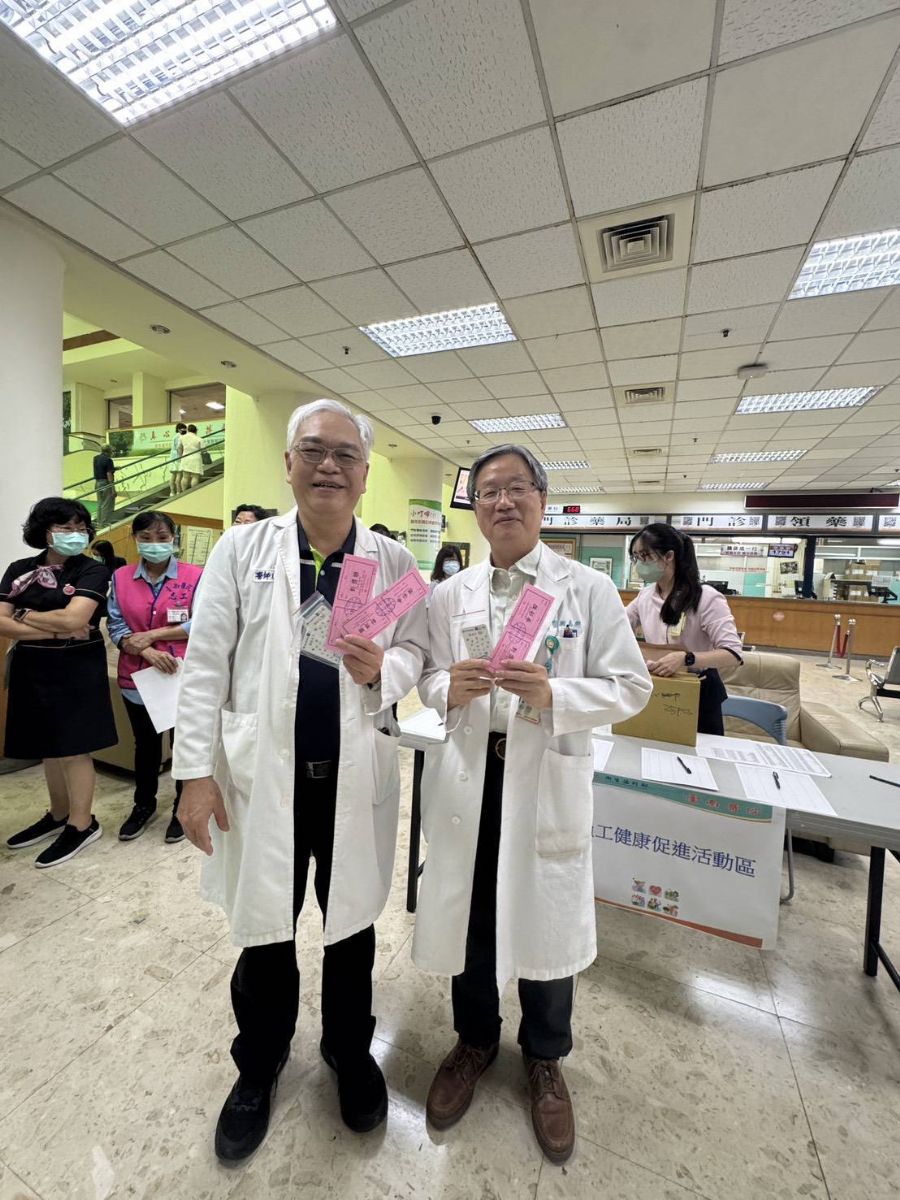 衛福部臺南醫院歐建慧院長與謝嘉興副院長共同推動醫護人員疫苗施打