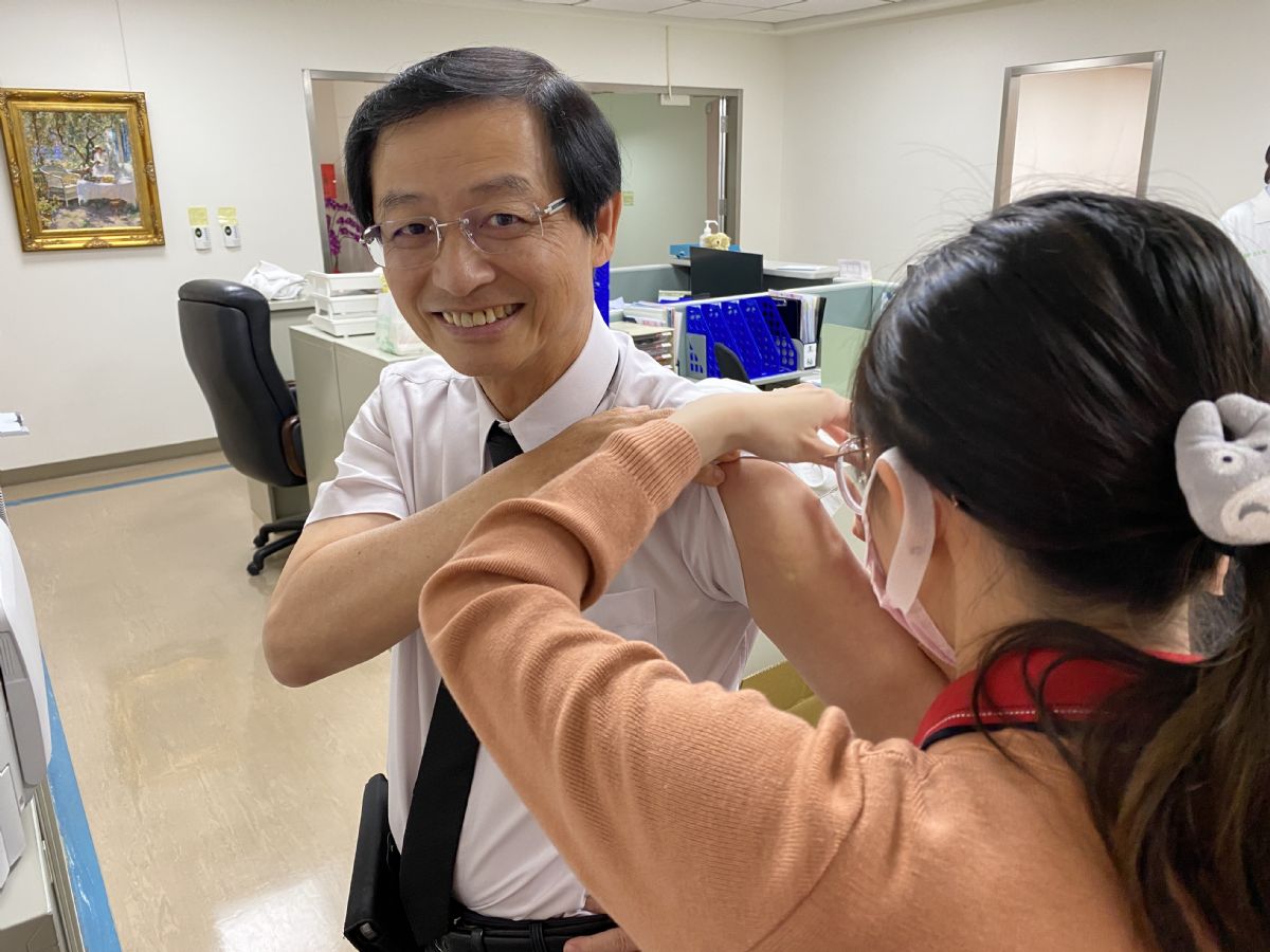 柳營奇美醫院周偉倪院長共同響應疫苗施打