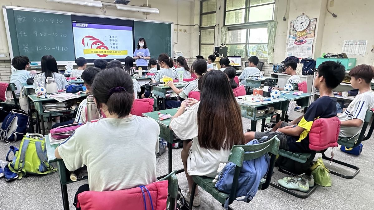 宣導二代戒菸服務及免付費戒菸專線「0800-636363」