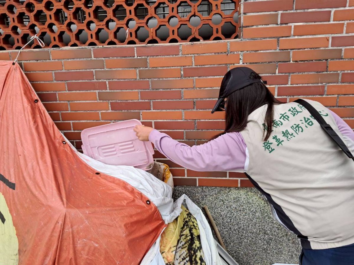 監測人員於社區環境掃蚊/病媒蚊巡查和防治清除-帆布下