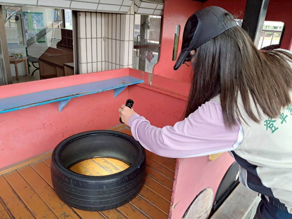 監測人員於社區環境掃蚊/病媒蚊巡查和防治清除-輪胎