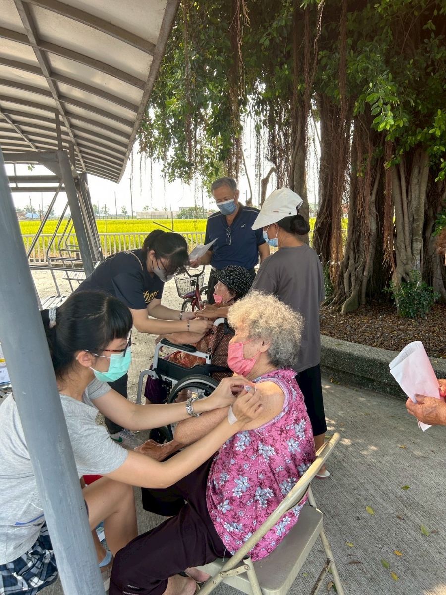 大樹醫療站,下營衛生所於無醫里疫苗設站,就近為長輩服務