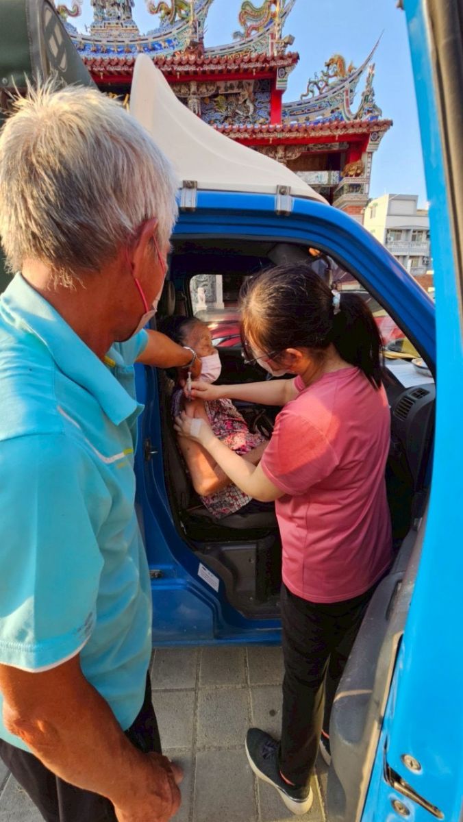 護理師協助行動不便長者在車上進行疫苗施打