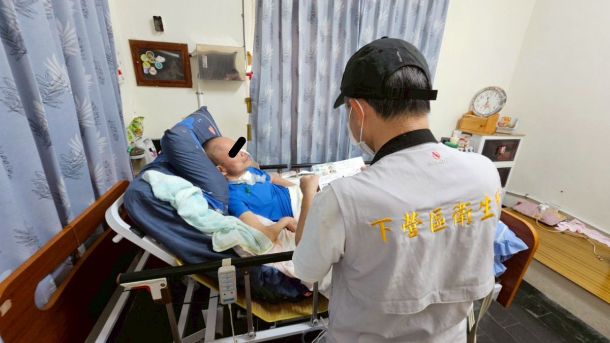 洪文亮所長到宅進行疫苗施打評估