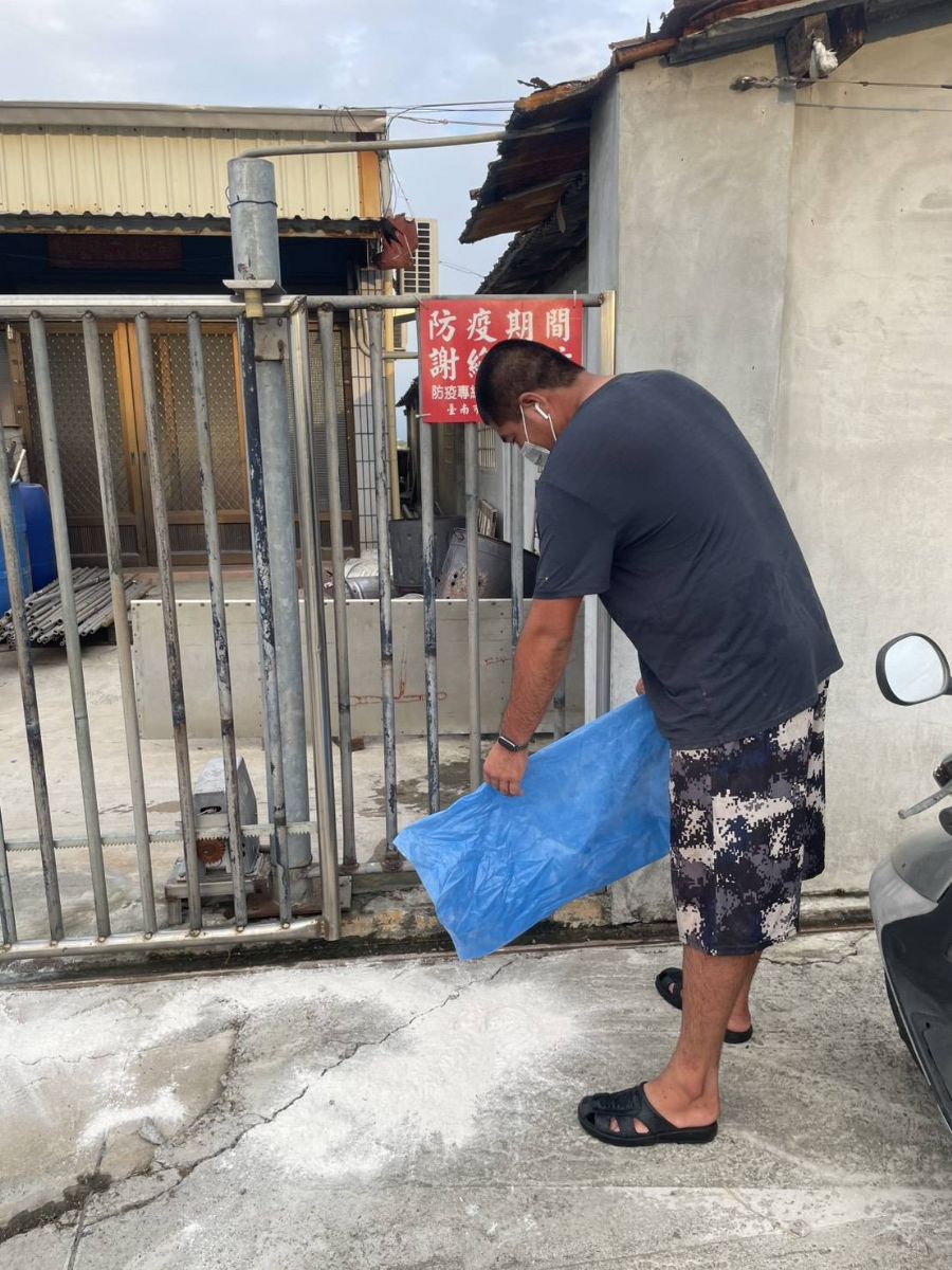 高風險場於門禁管制前灑生石灰加強警戒