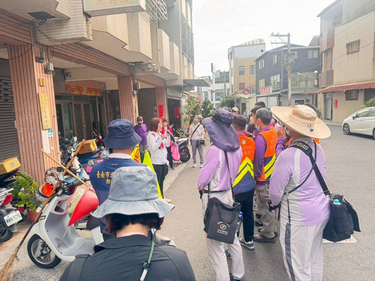 連假防疫不中斷,執行市場周邊環境孳清及化學防治,確保環境安全