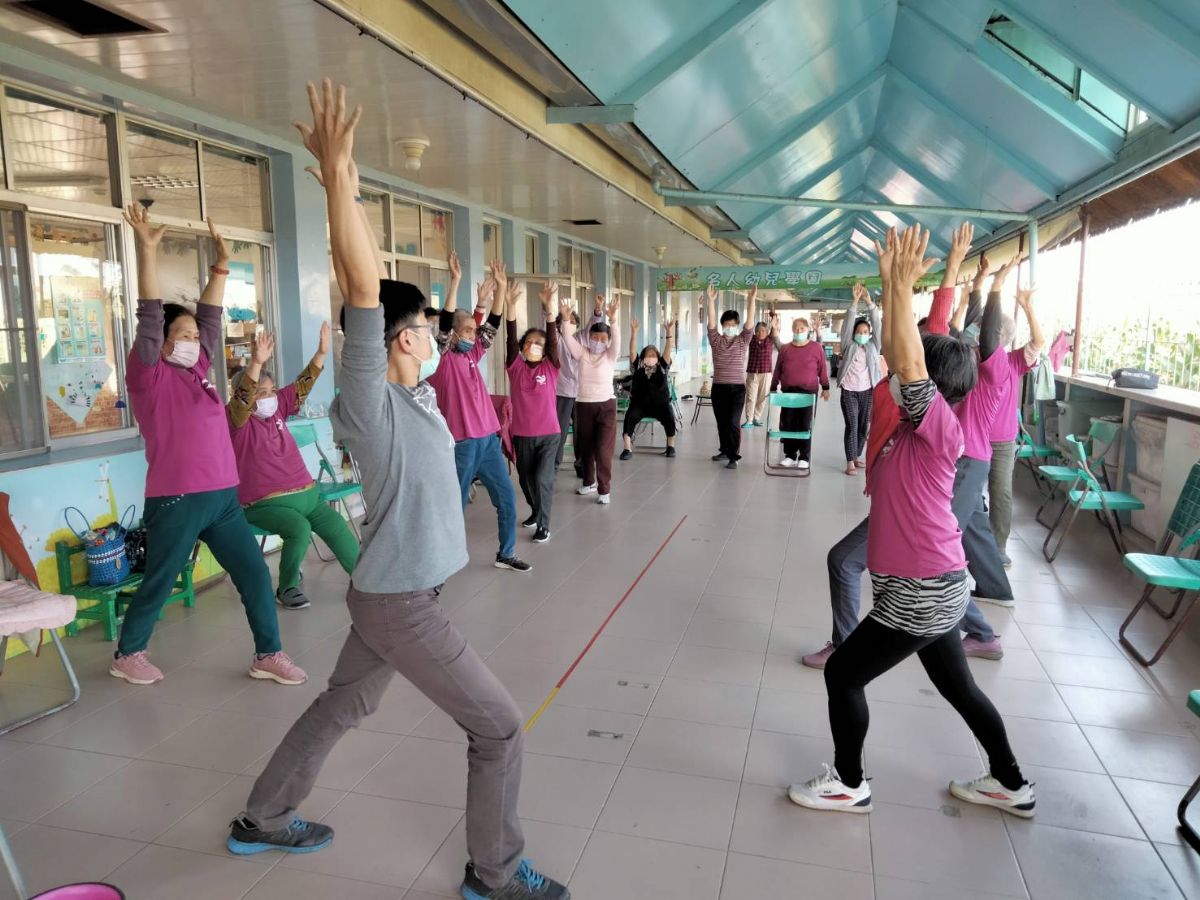 治療師在據點帶領肌力運動