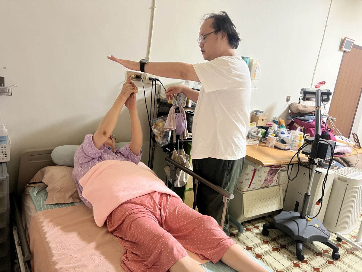 治療師指導長者進行復能訓練