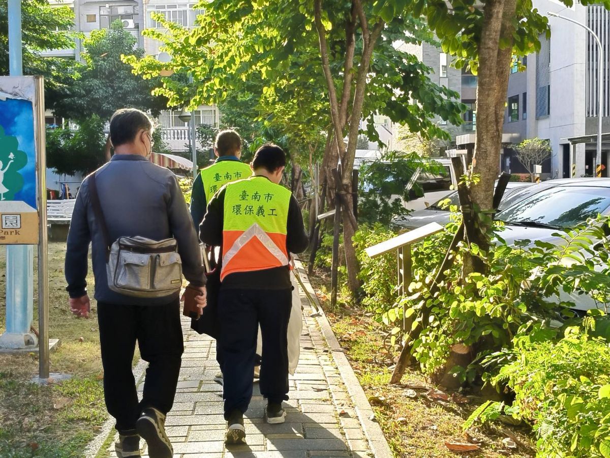 防疫團隊於社區環境巡查和孳清
