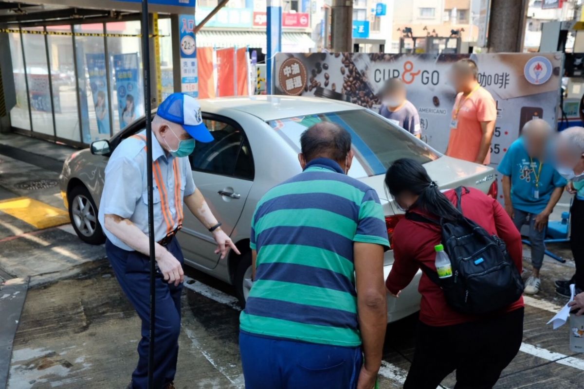 學員至中油仔細聽講工作流程