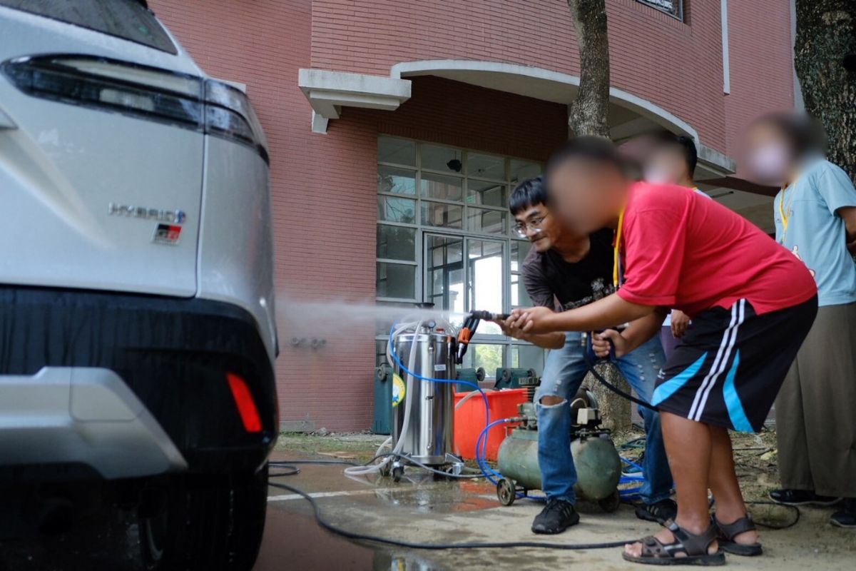 學員體驗自助洗車坊之操作