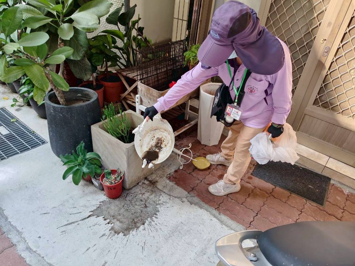 病煤蚊監測人員協助倒除社區環境積水容器