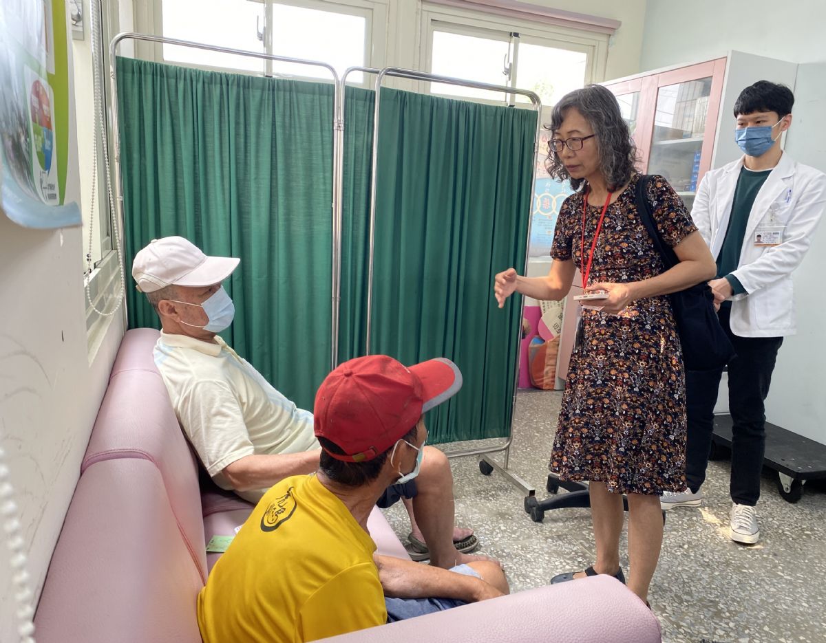 衛生福利部中央健康保險署南區業務組林純美組長關心北門衛生所中醫巡診