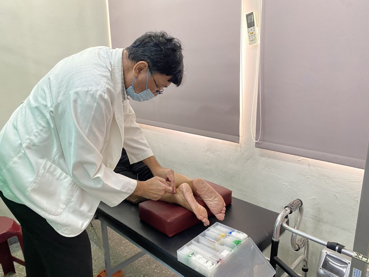 衛生福利立部新營醫院主任何裕鈞幫民眾針灸