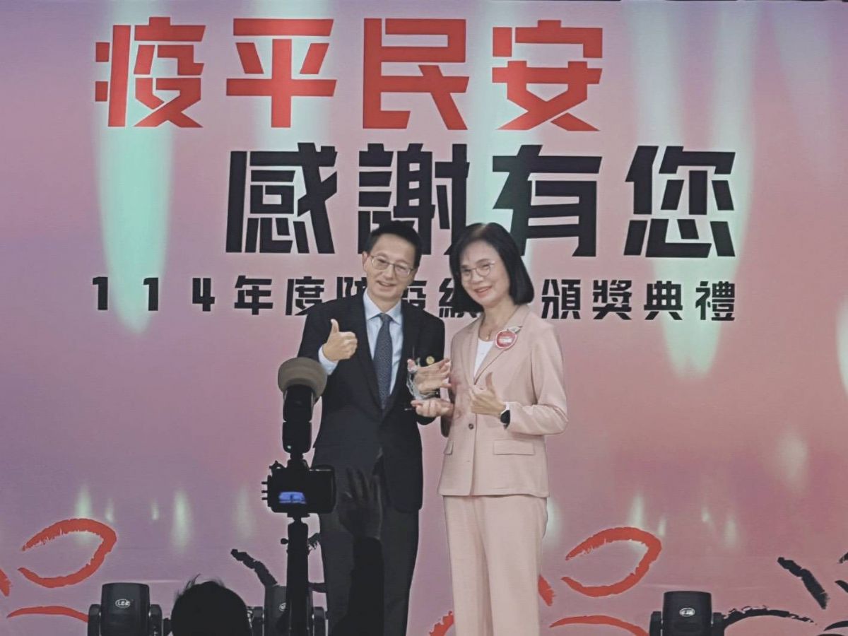 臺南市南區區公所榮獲公務類團體獎,由羅一鈞署長授獎