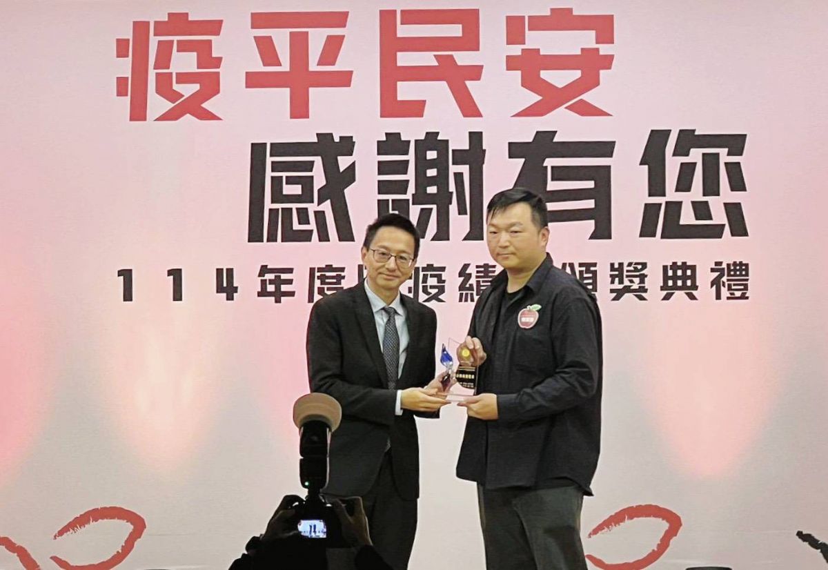 好想工作室榮獲非公務類團體獎,由羅一鈞署長授獎