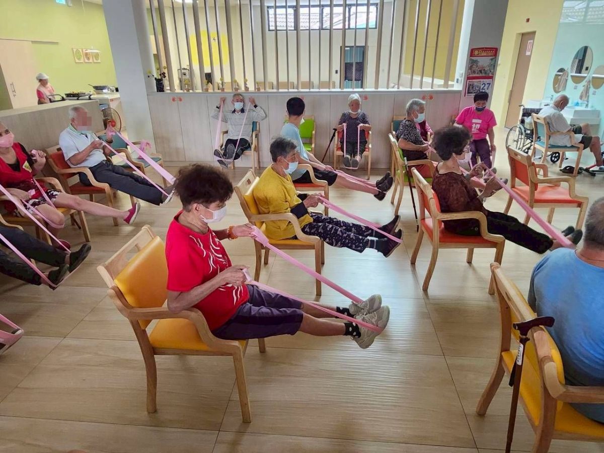 日照中心長輩使用彈力帶進行阻力訓練提升肌耐力