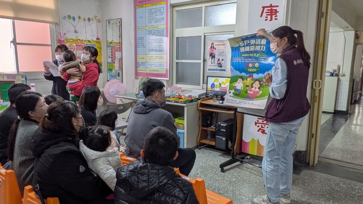 結合衛生所兒童門診進行家長視力保健宣導