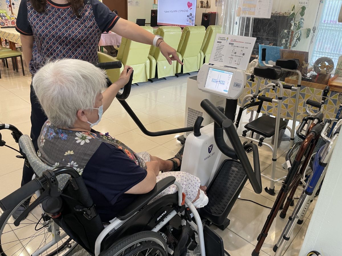 使用智慧復健設備,建立長者個別化賦能計畫。
