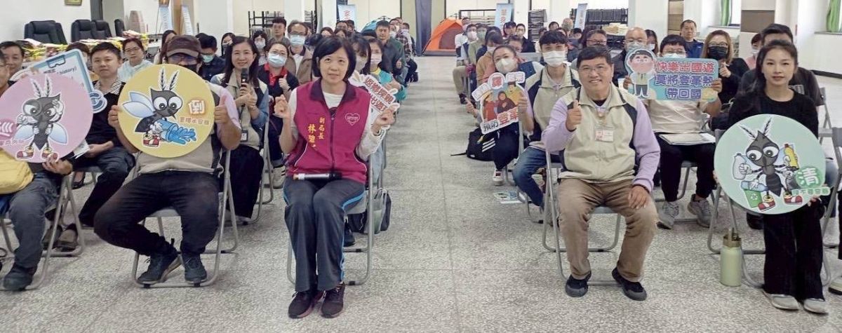 與仲介及宿舍管理業者合影