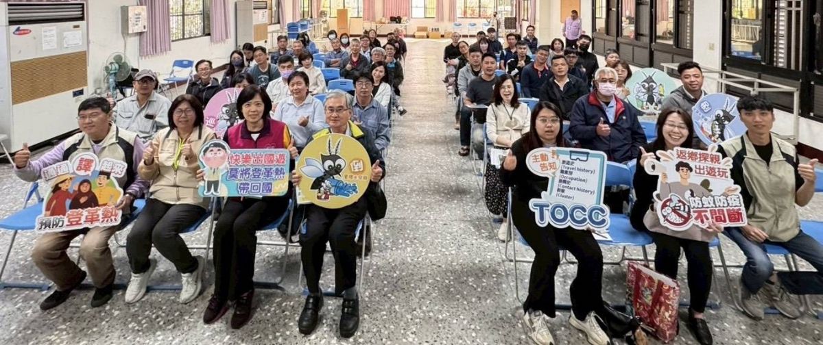 與仲介及宿舍管理業者合影