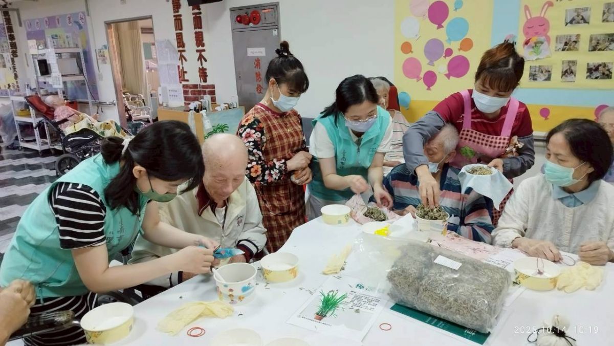 協助長輩製作香草球