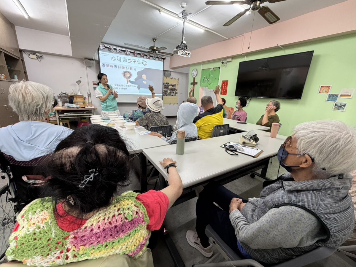 長輩積極聽講及回答問題