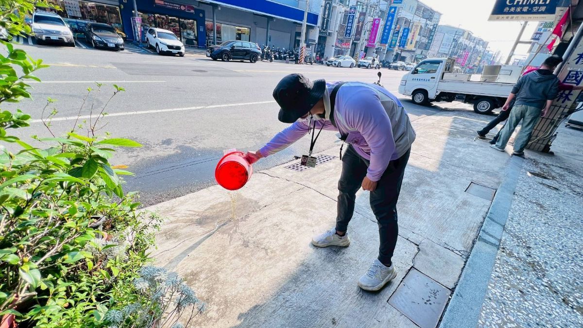 病媒蚊監測人員衛教民眾清除積水容器