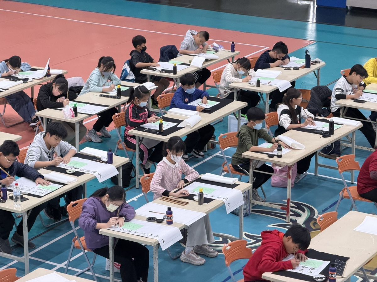 參與小朋友認真揮毫