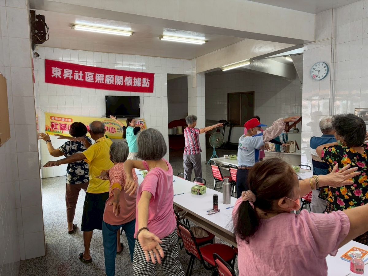 職能治療師帶民眾一起運動,迎接好心情