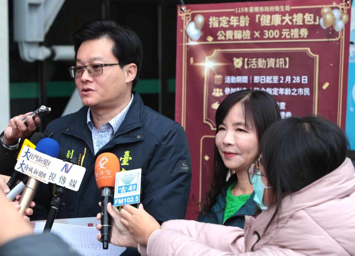 徐健麟副秘書長於記者會現場接受媒體聯訪,呼籲符合資格市民朋友踴躍篩檢