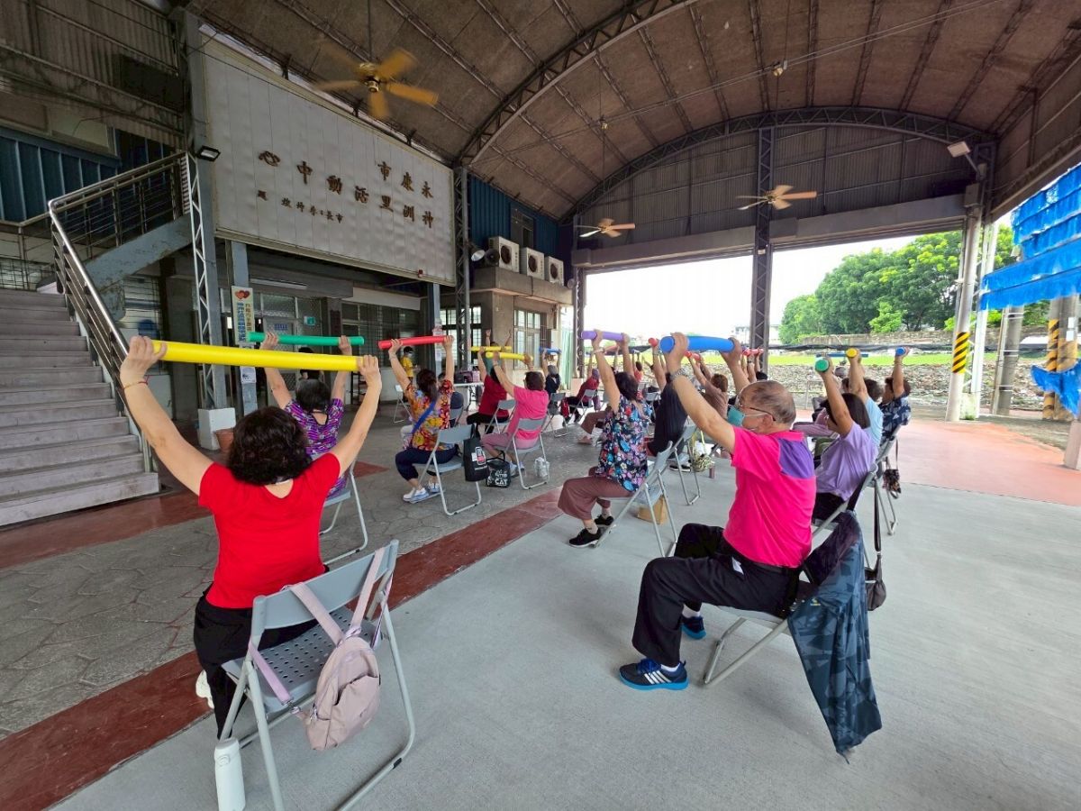 指導員帶領長者透過泡棉棒進行肩膀與上肢肌群活動,提升長者肌耐力與動作控制能力。