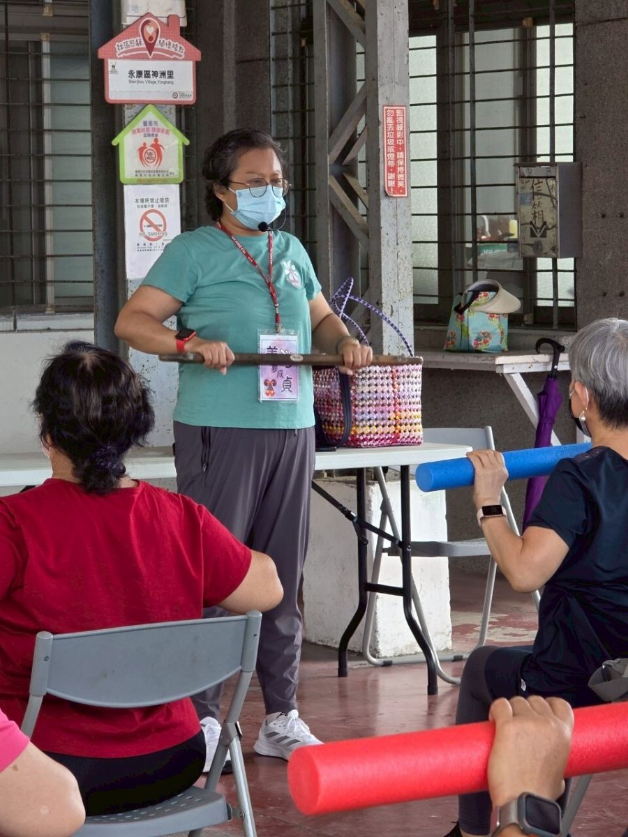 指導員於過程中適時給予動作建議與情緒鼓勵,是健康促進課程中不可或缺的專業角色。