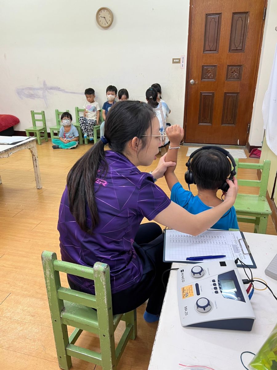 衛生所護理師執行聽力篩檢