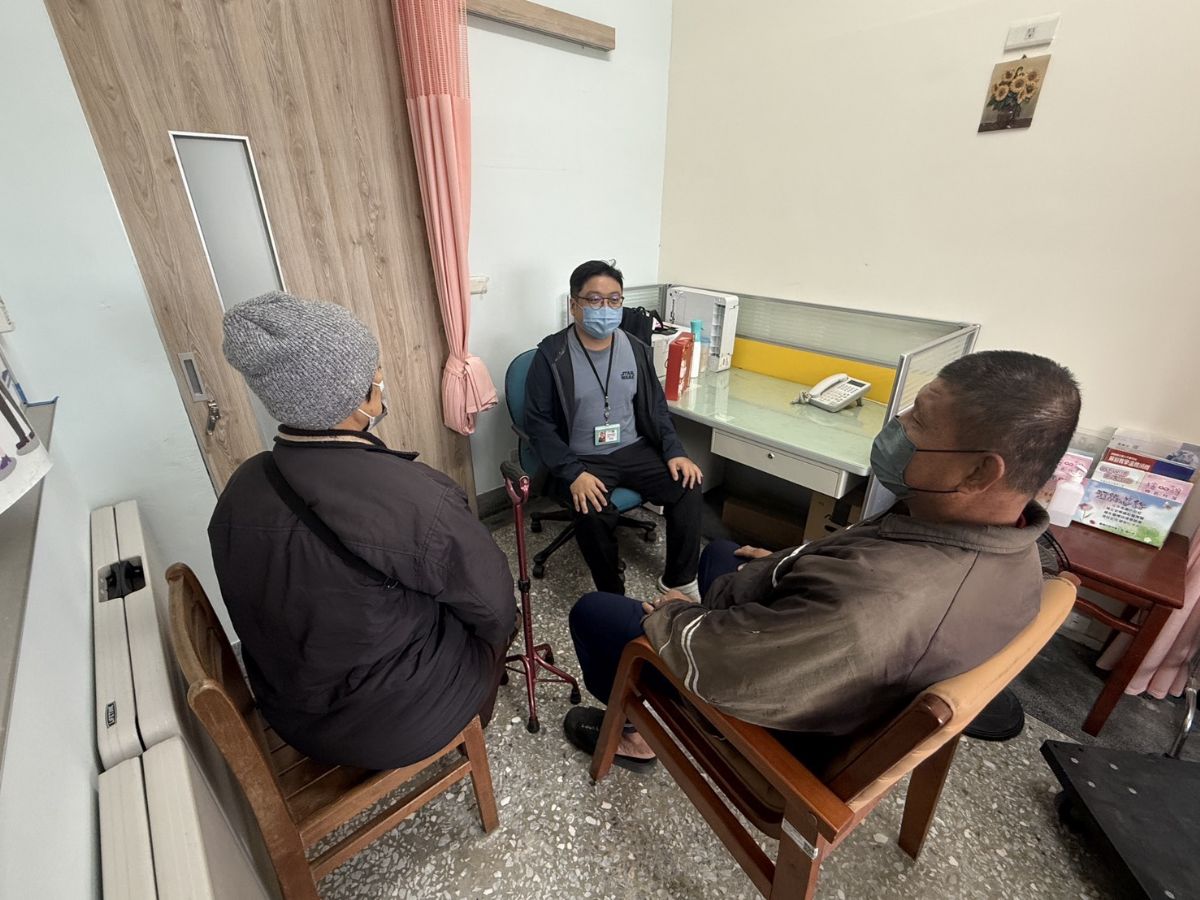 自殺訪視關懷員訪視個案之兒子