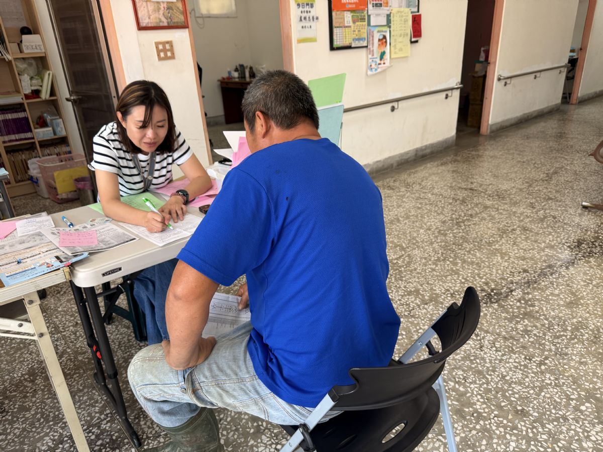 護理師耐心為民眾衛教