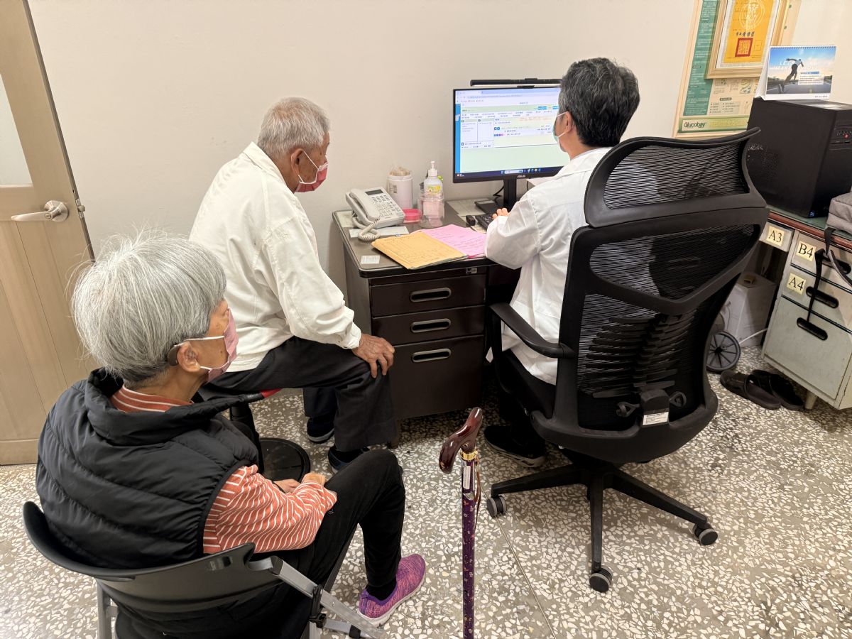 醫師為長者耐心解說