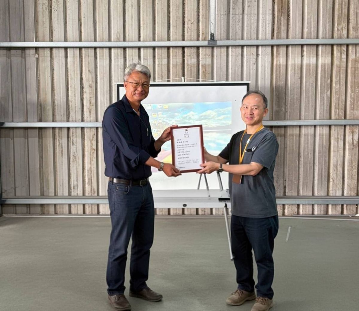 下營區衛生所所長洪文亮頒發感謝狀給職場源福碾米工廠老闆楊榮良先生